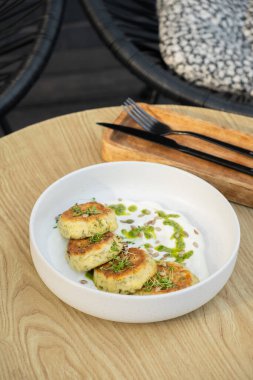 Yeşillik, yoğurt sosu ve soslu süzme peynirli krep..