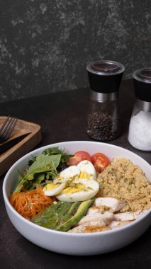 Yumurta, sebze, kuskus ve koyu arkaplan manzaralı et kasesi..