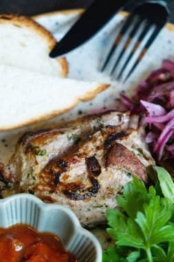 Soslu ve yeşillikli kızarmış domuz eti..