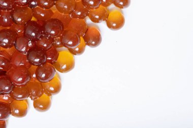 Fotokopi alanı ile balonlu çay yapmak için karamel toplarını kapatın.