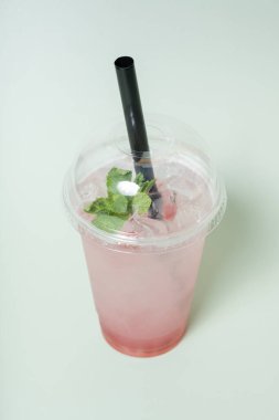 Tapyoka köpüklü çay ile plastik cam. Yeşil arka planda moda yaz içeceği.