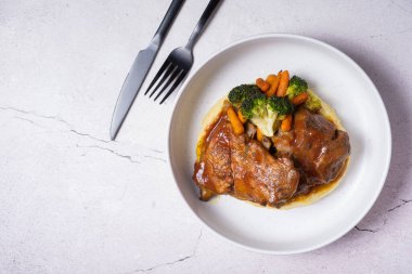 Kırmızı soslu biftek tabağı, sebze ve patates püresi.