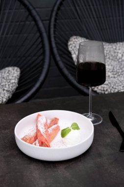 Tatlı pembe gözlemeli tabak ve kahve bardağı manzaralı dondurma..