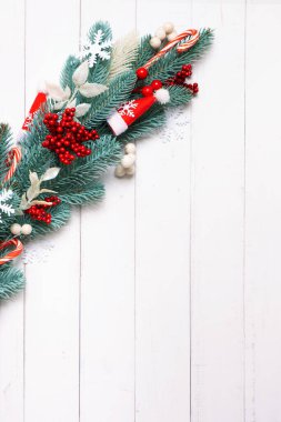 Çam ağacından, kar tanelerinden ve şenlikli manzaradan yapılmış Noel süsleri. Noel yatağı.