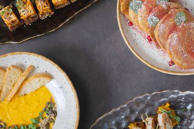 Koyu arkaplanda farklı tabaklarda fotokopi alanı manzarası var. Sonbahar menü kavramı.