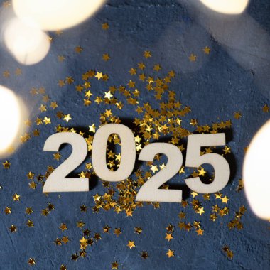 2025 yeni yıl altın yıldızlı ahşap sayılar ve bokeh