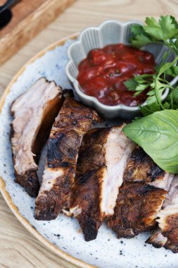 Soslu ve yeşillikli domuz pirzolası..