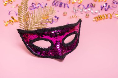 Renkli arka planda karnaval kutlaması için şenlikli yüz maskesi.