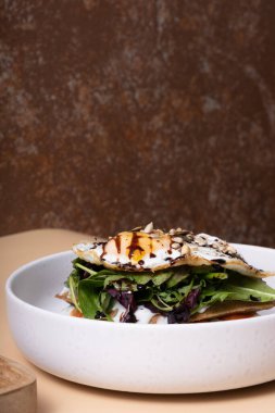 Beyaz waffle tabağı ve yumurta ve tohumlu somon balığı.