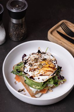 Beyaz waffle tabağı ve yumurta ve tohumlu somon balığı..