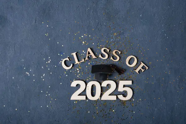Koyu arkaplanda 2025 numaralı tahtanın mezuniyet şapkası. 2025 sınıfı konsepti.