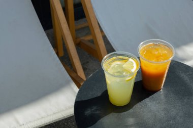 Bir bardak buzlu yaz içkisi. Masada limonata ve kuyruk kuyruğu var..