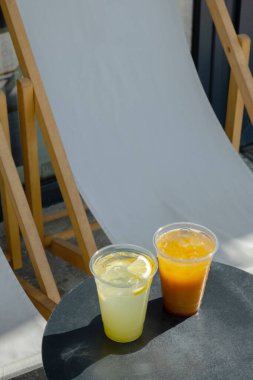 Dışarıdaki buzlu yaz içkilerinden bir şeyler içeriz. Limonatalar masaya..