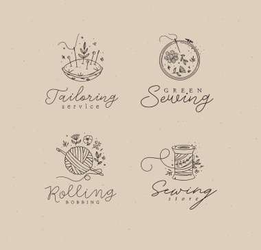 Dikiş yastığı iğneli, nakış dairesi, iplik yumağı ve kahvenin arka planında çiçek desenli çizimler.