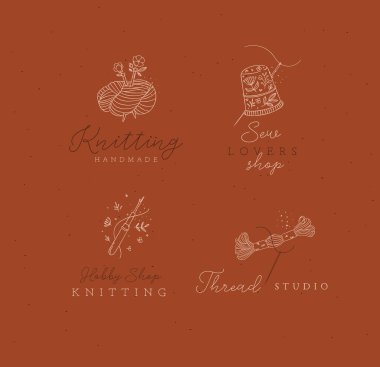 Dikiş ögeleri, iplik, yüksük, iplik, yün, örgü ve hardal arkaplanda çiçek çizimi.