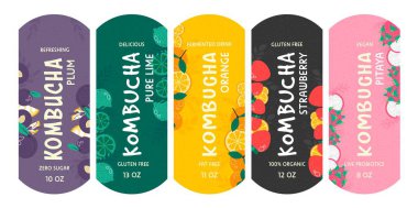 Kombucha paketi için parlak etiket tasarımı ayarlandı. Etiket koleksiyonunda doğal mayalanmış içecek reklamı, vektör illüstrasyonu. Düz renkli meyveli organik vegan ürün amblemi