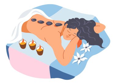 Spa salonunda sırt sağlığı için prosedür ve kasları gerilim ve acıdan arındırmak. Sıcak taşlar masajı ve profesyonel masöz tarafından yapılan aromaterapi. Tatil köyündeki kadın dinleniyor. Düz biçimli vektör