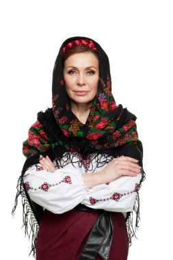 Ulusal kostümlü güzel Ukraynalı kadın. Geleneksel Ukrayna nakışlarıyla bembeyaz arka planda izole edilmiş çekici Ukraynalı kadın..