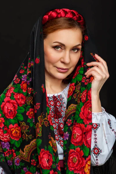 Ulusal Kostümlü Güzel Ukraynalı Kadın Geleneksel Ukrayna Nakışları Takan Çekici — Stok fotoğraf