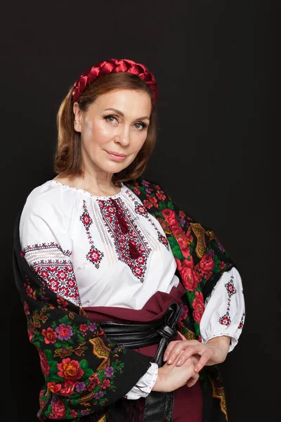 Mooie Oekraïense Vrouw Nationaal Kostuum Aantrekkelijke Oekraïense Vrouw Draagt Traditionele — Stockfoto