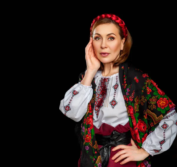 Ulusal Kostümlü Güzel Ukraynalı Kadın Geleneksel Ukrayna Nakışları Takan Çekici — Stok fotoğraf