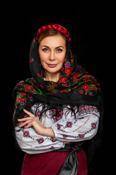 穿着民族服装的美丽的乌克兰女人 穿着传统乌克兰刺绣的迷人的乌克兰妇女 在黑色背景下被隔离 — 图库照片