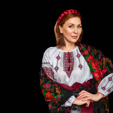 Ulusal kostümlü güzel Ukraynalı kadın. Geleneksel Ukrayna nakışları takan çekici Ukraynalı kadın, siyah arka planda izole..