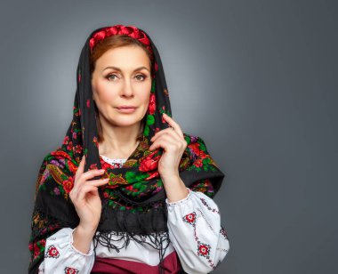 Ulusal kostümlü güzel Ukraynalı kadın. Geleneksel Ukrayna nakışlarıyla bembeyaz arka planda izole edilmiş çekici Ukraynalı kadın..