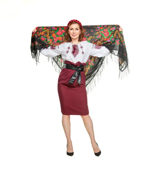 Ulusal Kostümlü Güzel Ukraynalı Kadın Geleneksel Ukrayna Nakışlarıyla Bembeyaz Arka — Stok fotoğraf