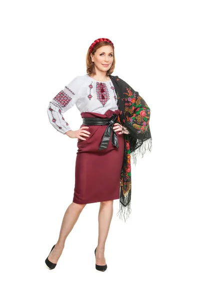 民族衣装の美しいウクライナの女性 伝統的なウクライナの刺繍で身に着けている魅力的なウクライナの女性 白の背景で隔離 — ストック写真