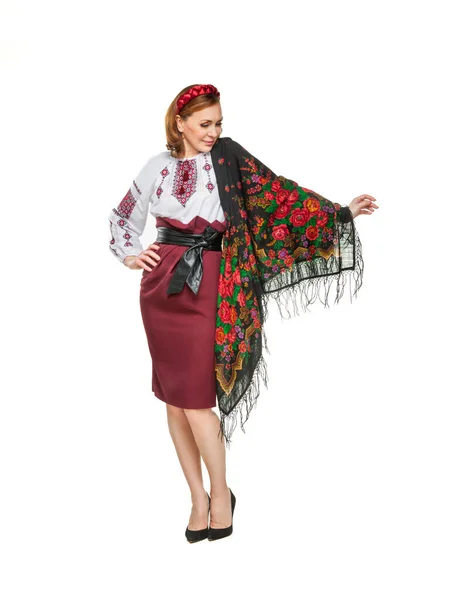 民族衣装の美しいウクライナの女性 伝統的なウクライナの刺繍で身に着けている魅力的なウクライナの女性 白の背景で隔離 — ストック写真