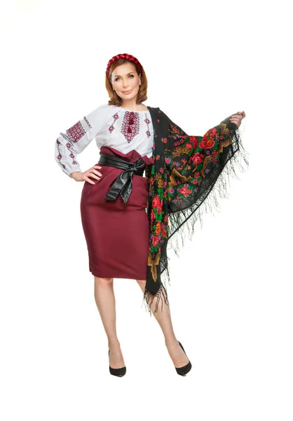 Ulusal Kostümlü Güzel Ukraynalı Kadın Geleneksel Ukrayna Nakışlarıyla Bembeyaz Arka — Stok fotoğraf