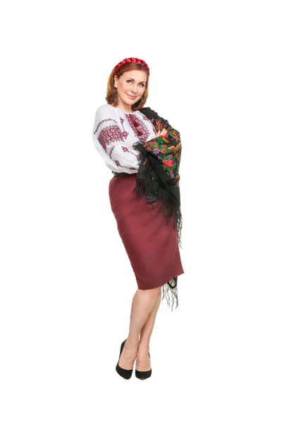 穿着民族服装的美丽的乌克兰女人 穿着传统乌克兰刺绣的迷人的乌克兰妇女 与白色背景隔离 — 图库照片