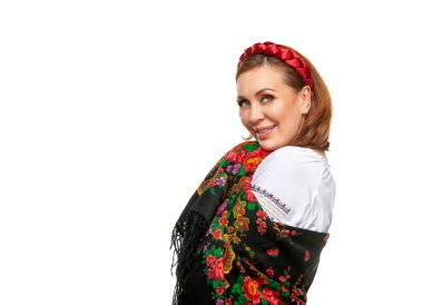 Ulusal kostümlü güzel Ukraynalı kadın. Geleneksel Ukrayna nakışlarıyla bembeyaz arka planda izole edilmiş çekici Ukraynalı kadın..