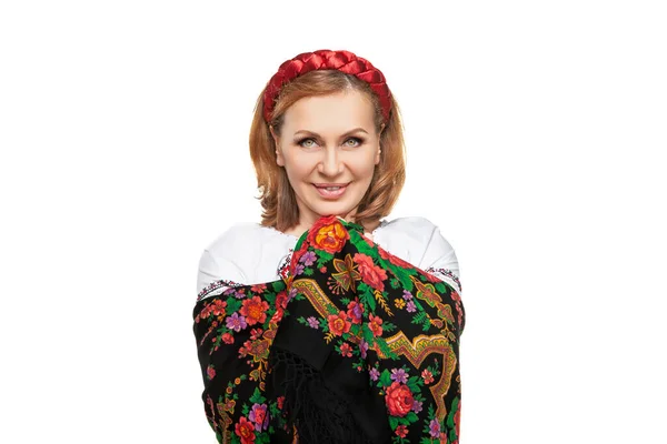 穿着民族服装的美丽的乌克兰女人 穿着传统乌克兰刺绣的迷人的乌克兰妇女 与白色背景隔离 — 图库照片