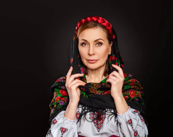 Hermosa Mujer Ucraniana Traje Nacional Atractiva Mujer Ucraniana Con Bordado —  Fotos de Stock