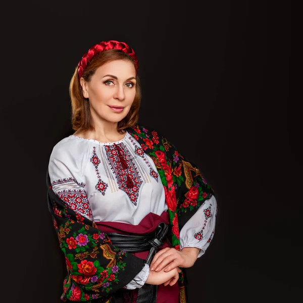Mooie Oekraïense Vrouw Nationaal Kostuum Aantrekkelijke Oekraïense Vrouw Dragen Traditionele — Stockfoto