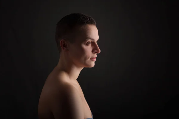 Siyah Fırında Kısa Saçlı Çıplak Omuzlu Genç Bir Kadının Portresi — Stok fotoğraf