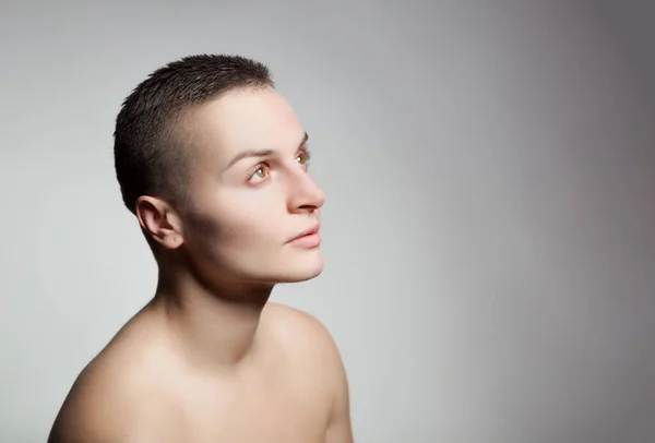 Retrato Mulher Jovem Com Cabelo Curto Ombro Terreno Cinzento — Fotografia de Stock