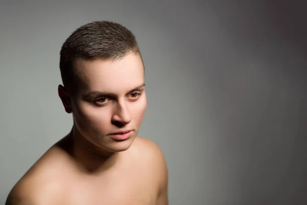 Portré Fiatal Rövid Haj Csupasz Váll Szürke Pékség — Stock Fotó