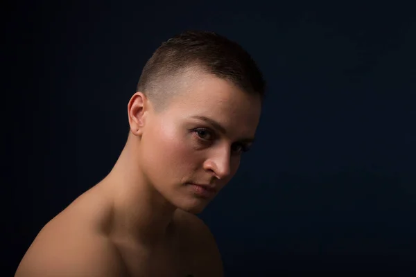 Портрет Молодої Жінки Коротким Волоссям Голим Плечем Синьому Пекарні — стокове фото