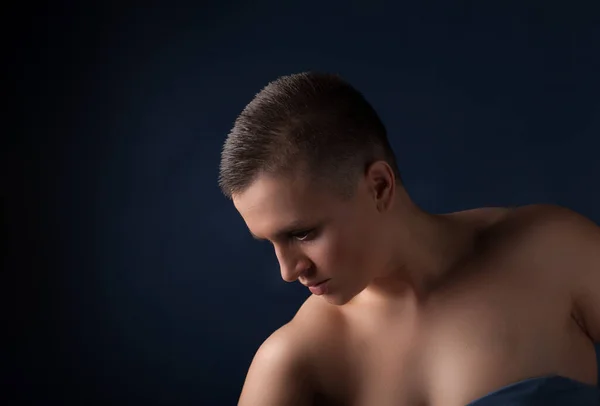 Portré Fiatal Rövid Haj Csupasz Váll Kék Pékség — Stock Fotó