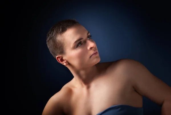 Retrato Mulher Jovem Com Cabelo Curto Ombro Chão Padaria Azul — Fotografia de Stock
