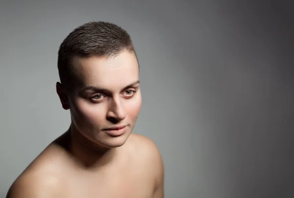 Gri Arka Planda Kısa Saçlı Çıplak Omuzlu Genç Bir Kadının — Stok fotoğraf