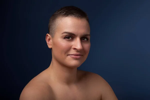 Mavi Arka Planda Kısa Saçlı Çıplak Omuzlu Genç Bir Kadının — Stok fotoğraf