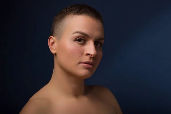 Portrét Mladé Ženy Krátkými Vlasy Holým Ramenem Modrém Pozadí — Stock fotografie