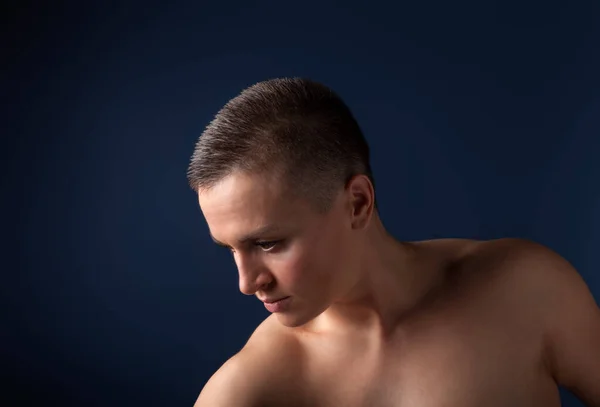 Porträt Einer Jungen Frau Mit Kurzen Haaren Und Nackter Schulter — Stockfoto