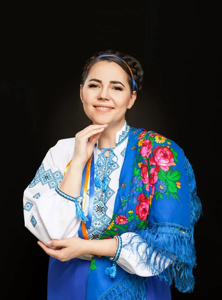 Vacker Ukrainsk Kvinna Nationaldräkt Attraktiv Ukrainsk Kvinna Bär Traditionella Ukrainska — Stockfoto