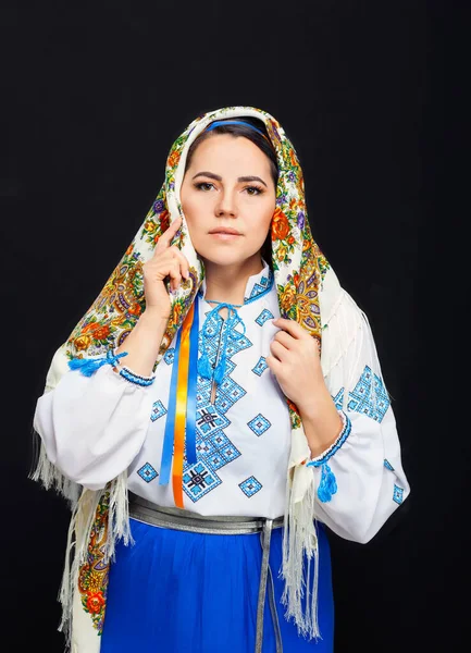 穿着民族服装的美丽的乌克兰女人 穿着传统乌克兰刺绣Vyshyvanka 背景为黑色的迷人的乌克兰妇女 — 图库照片