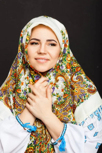 Schöne Ukrainerin Nationaltracht Attraktive Ukrainische Frau Traditioneller Ukrainischer Stickerei Vyshyvanka — Stockfoto